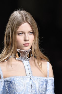 Balmain gösterisi olarak Paris moda haftası