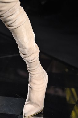 Balmain gösterisi olarak Paris moda haftası