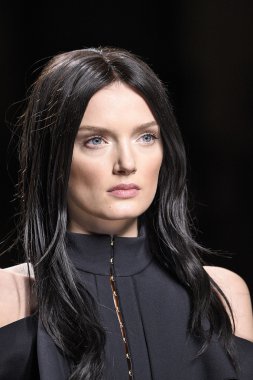 Balmain gösterisi olarak Paris moda haftası