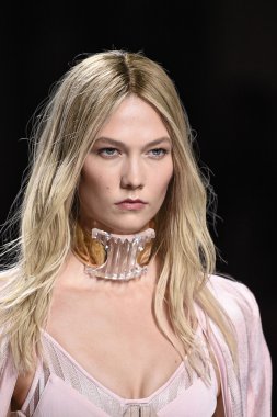 Balmain gösterisi olarak Paris moda haftası