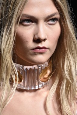 Balmain gösterisi olarak Paris moda haftası
