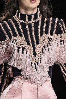 Balmain gösterisi olarak Paris moda haftası