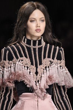 Balmain gösterisi olarak Paris moda haftası