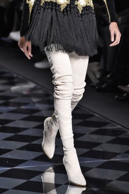 Balmain gösterisi olarak Paris moda haftası