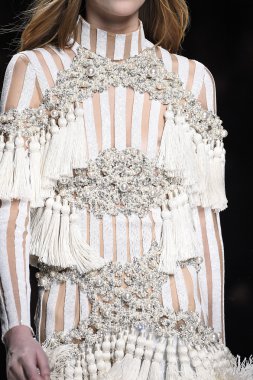 Balmain gösterisi olarak Paris moda haftası