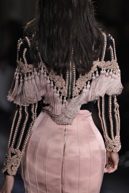 Balmain gösterisi olarak Paris moda haftası