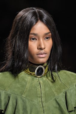 Ysaunny Brito Balmain gösterisi sırasında podyumda yürüyor.