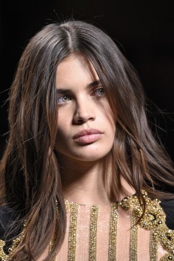 Balmain gösterisi olarak Paris moda haftası