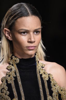 Binx Walton Balmain gösterisi sırasında pist yürüyor