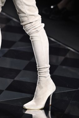 Balmain gösterisi olarak Paris moda haftası