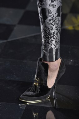 Balmain gösterisi olarak Paris moda haftası