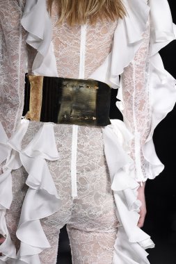 Balmain gösterisi olarak Paris moda haftası