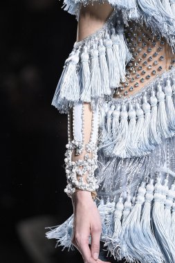 Balmain gösterisi olarak Paris moda haftası