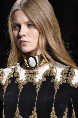 Balmain gösterisi olarak Paris moda haftası