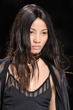 Balmain gösterisi olarak Paris moda haftası