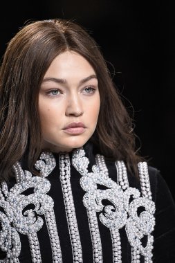 Balmain gösterisi olarak Paris moda haftası