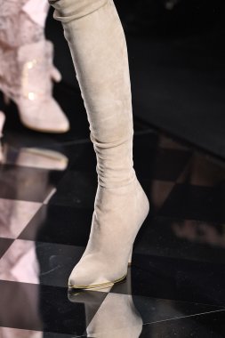 Balmain gösterisi olarak Paris moda haftası