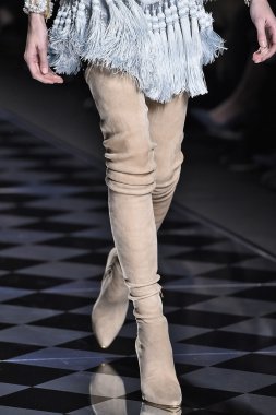 Balmain gösterisi olarak Paris moda haftası