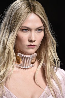 Balmain gösterisi olarak Paris moda haftası