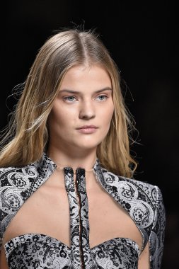 Balmain gösterisi olarak Paris moda haftası