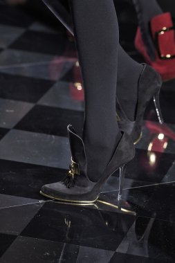 Balmain gösterisi olarak Paris moda haftası