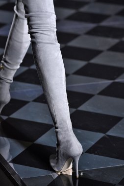 Balmain gösterisi olarak Paris moda haftası