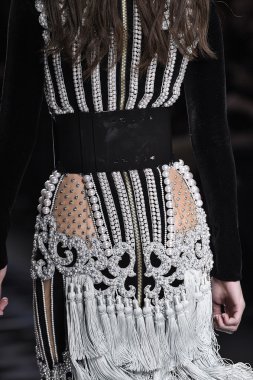 Balmain gösterisi olarak Paris moda haftası