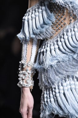 Balmain gösterisi olarak Paris moda haftası