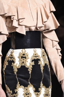 Balmain gösterisi olarak Paris moda haftası