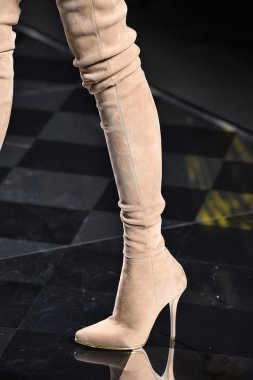 Balmain gösterisi olarak Paris moda haftası