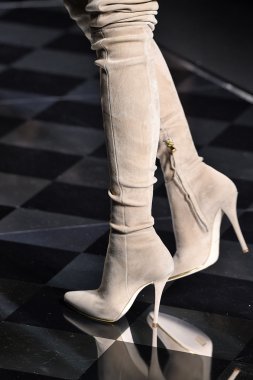 Balmain gösterisi olarak Paris moda haftası