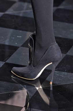 Balmain gösterisi olarak Paris moda haftası