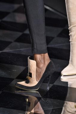 Balmain gösterisi olarak Paris moda haftası