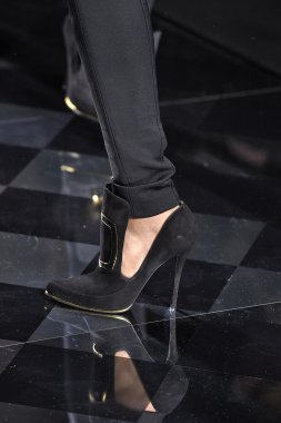 Balmain gösterisi olarak Paris moda haftası