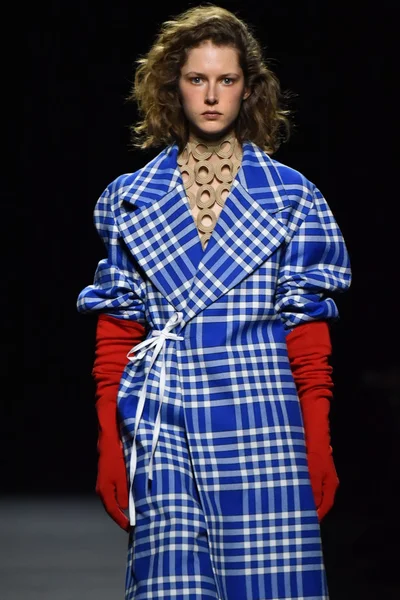 Jacquemus show részeként a Párizsi Divathét — Stock Fotó