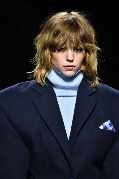 Jacquemus show as part of the Paris Fashion Week — Stock Photo, Image