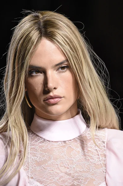 Balmain Show im Rahmen der Pariser Modewoche — Stockfoto