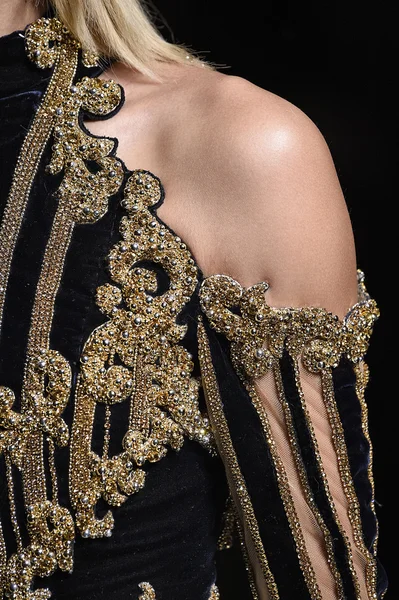 Balmain gösterisi olarak Paris moda haftası