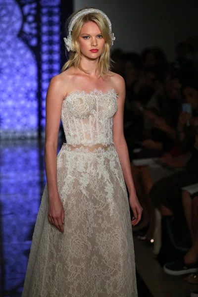 Reem Acra Bridal Runway Show — Stock Photo, Image