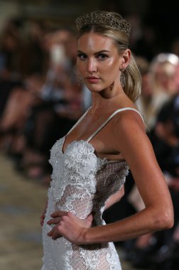 Berta Bridal pist Show