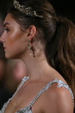 Berta Bridal pist Show