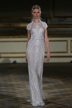 Berta Bridal pist Show