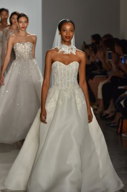 Amsale Couture gelinlik koleksiyonu