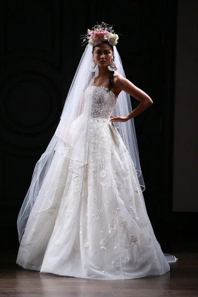 Naeem Khan Couture Suknie ślubne kolekcja — Zdjęcie stockowe