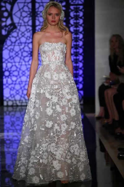 Reem Acra gelin sonbahar kış 2016 pist göster. — Stok fotoğraf