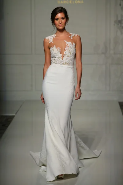 Pronovias Couture brud-kollektion — Stockfoto