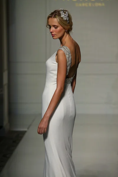 Suknie ślubne kolekcja Pronovias Couture — Zdjęcie stockowe