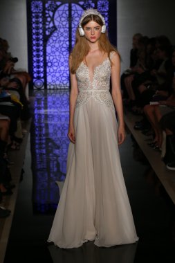 Reem Acra gelin sonbahar kış 2016 pist göster.