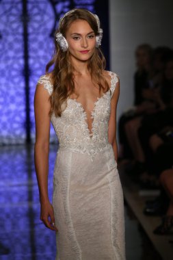 Reem Acra gelin sonbahar kış 2016 pist göster.