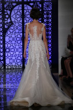 Reem Acra gelin sonbahar kış 2016 pist göster.